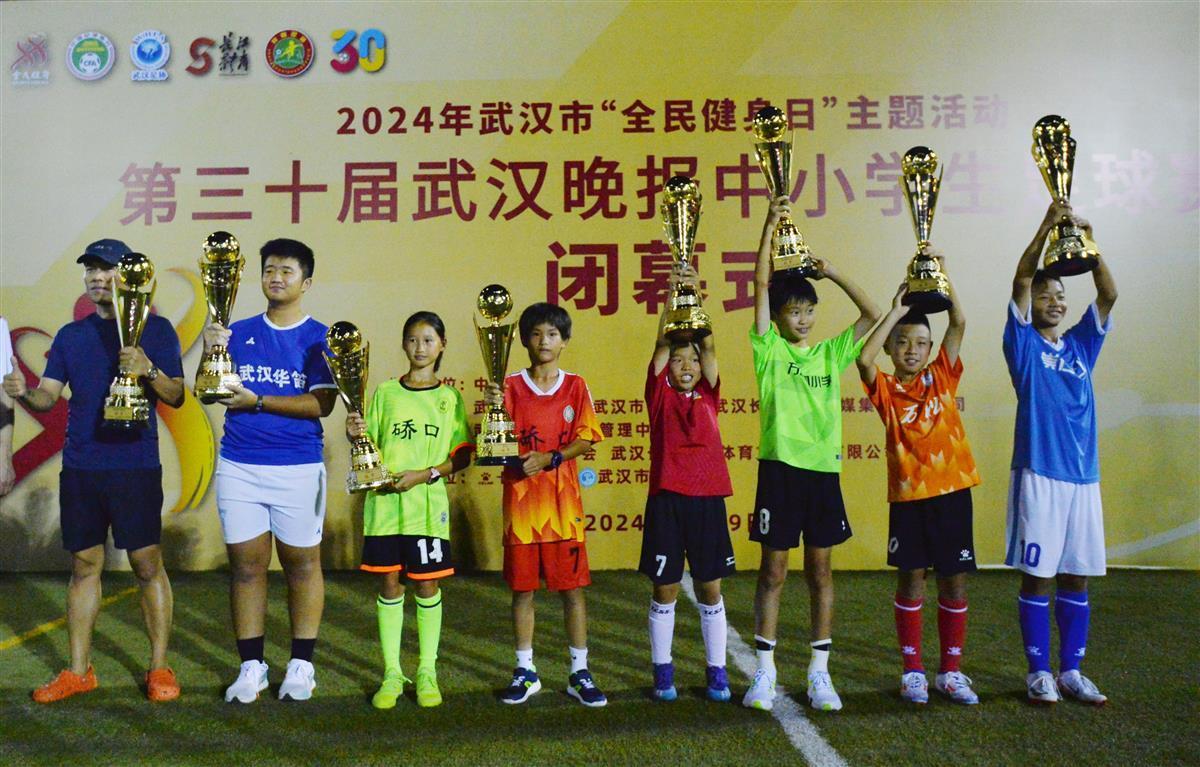 NBAMemes晒照：爱德华兹身高1米93但在文班旁边就像1米6(图1)