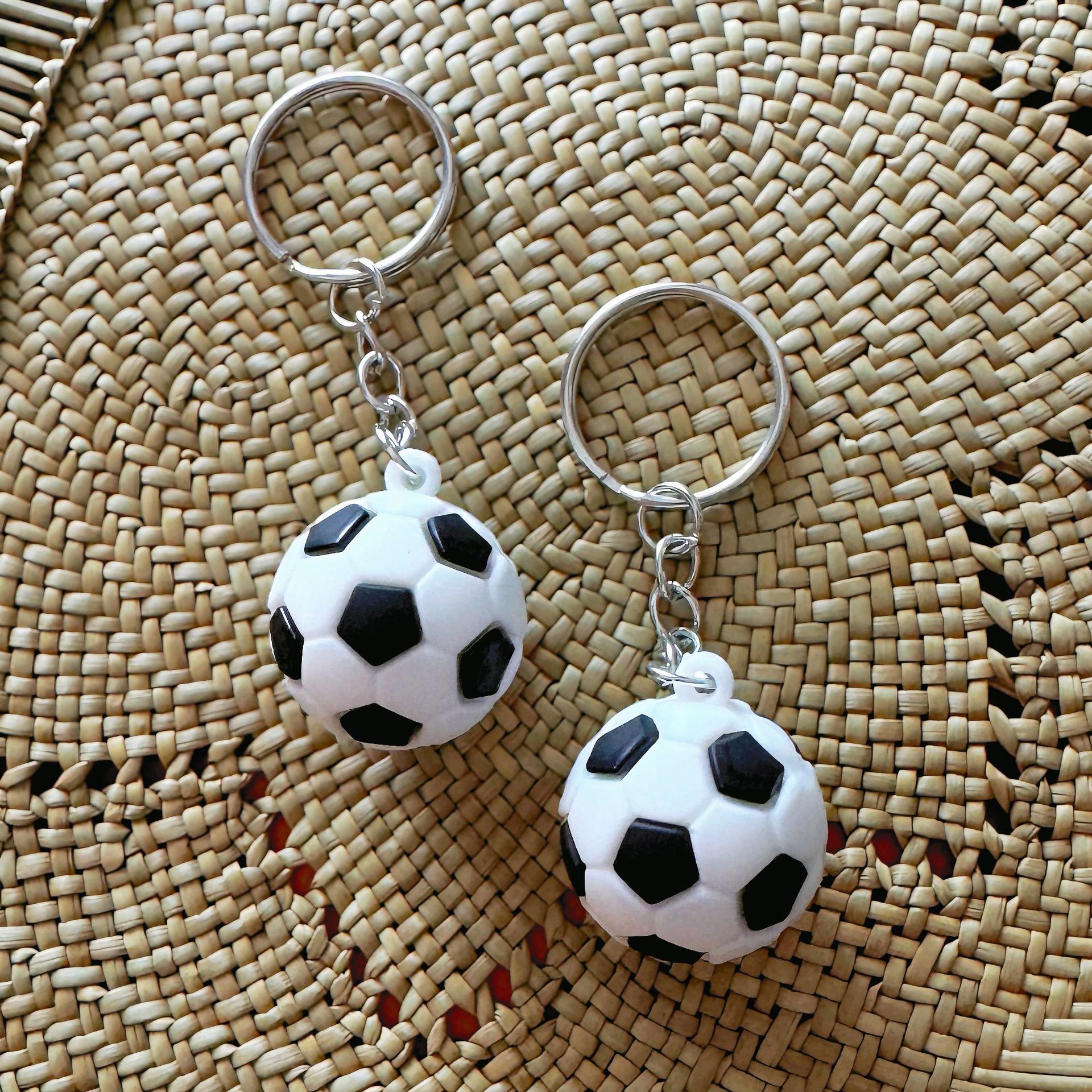 贝加尔湖事故遇难者遗体已被发现涉事司机为44岁当地男子曾担任儿童足球教练(图1)