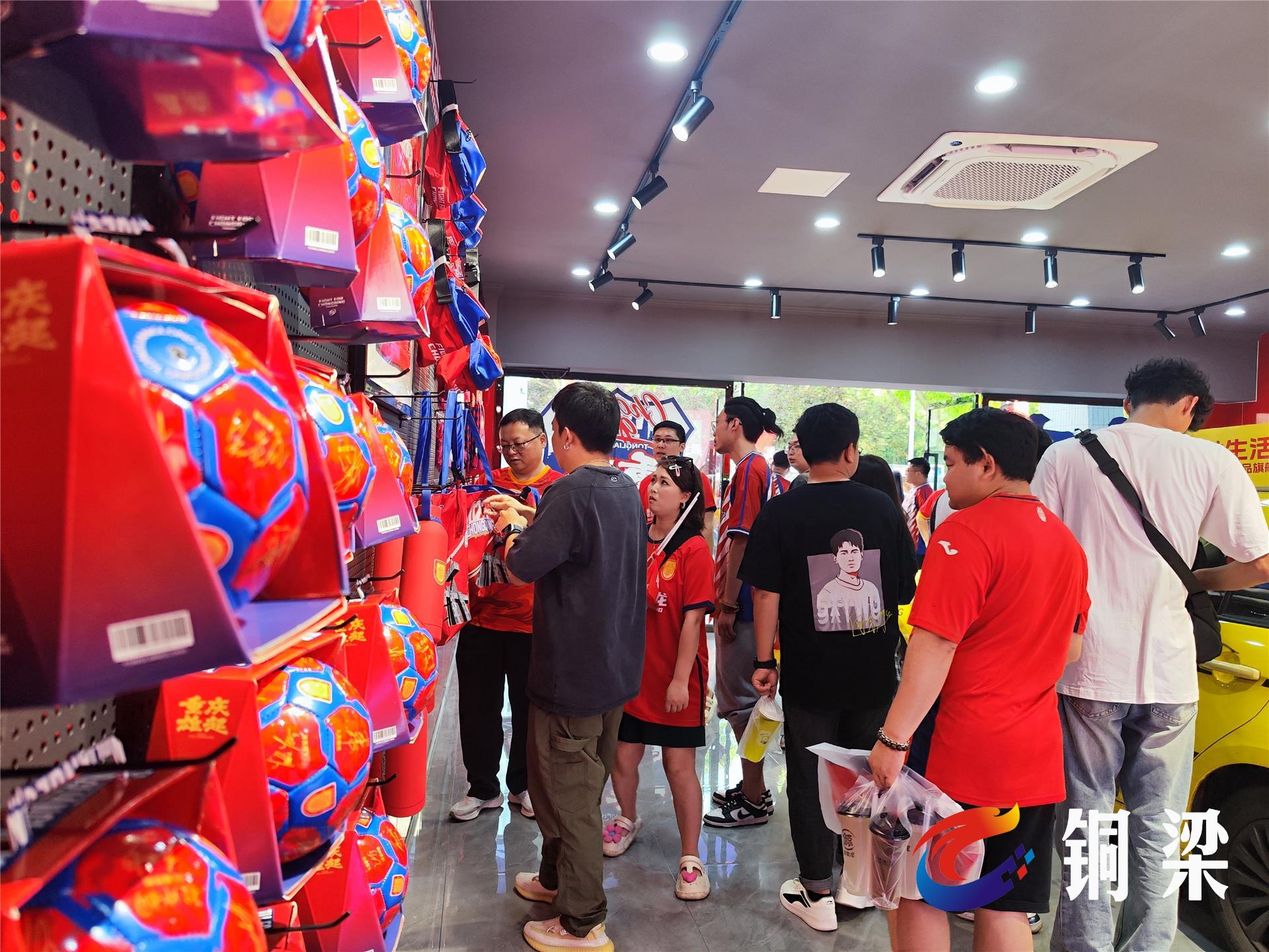 霍英东说对了！李嘉诚卖港口不成又爆雷这一次他的傲慢害了自己(图1)