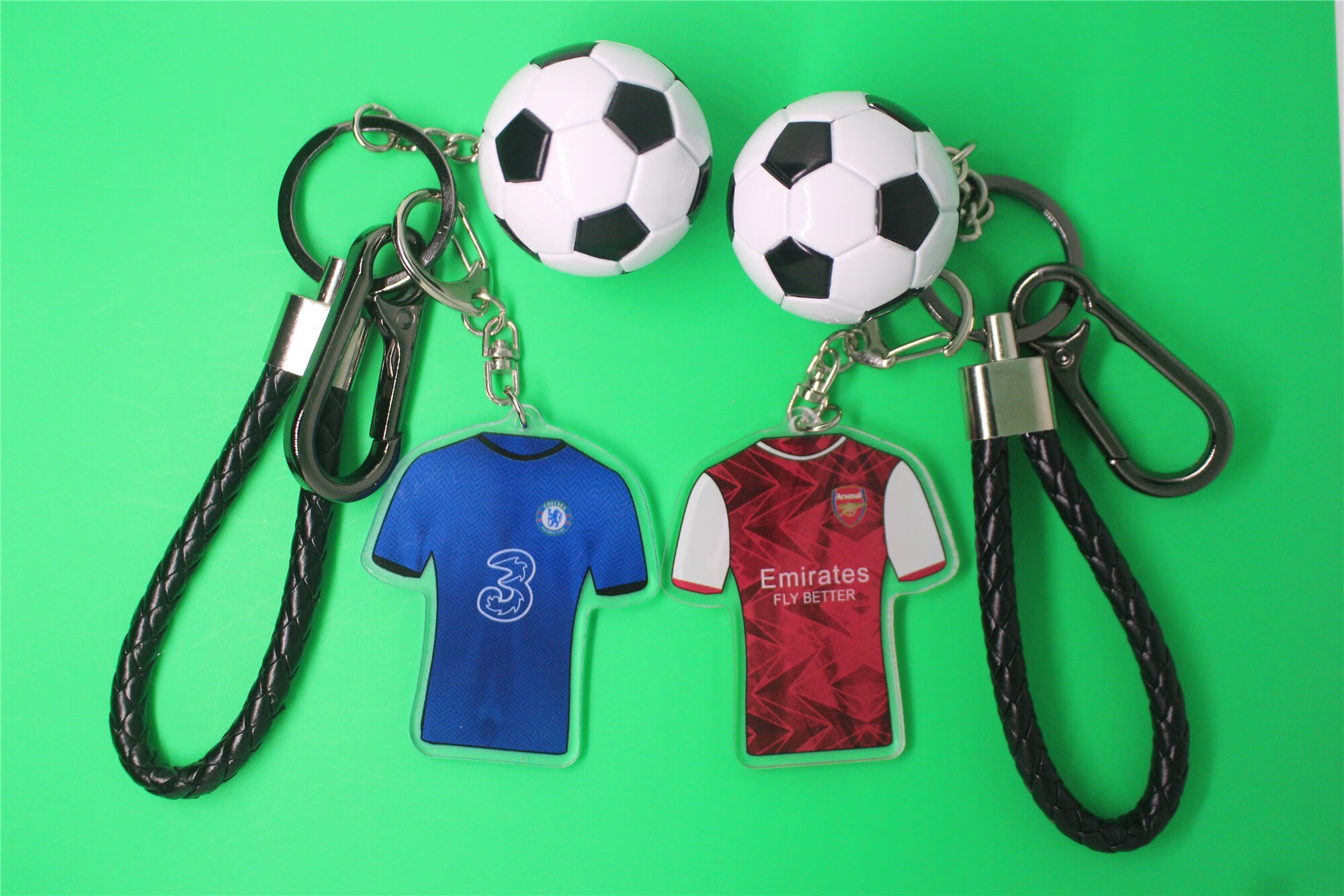 拜仁的纪念T恤：球迷们的破产危机与三冠梦想的交织(图1)