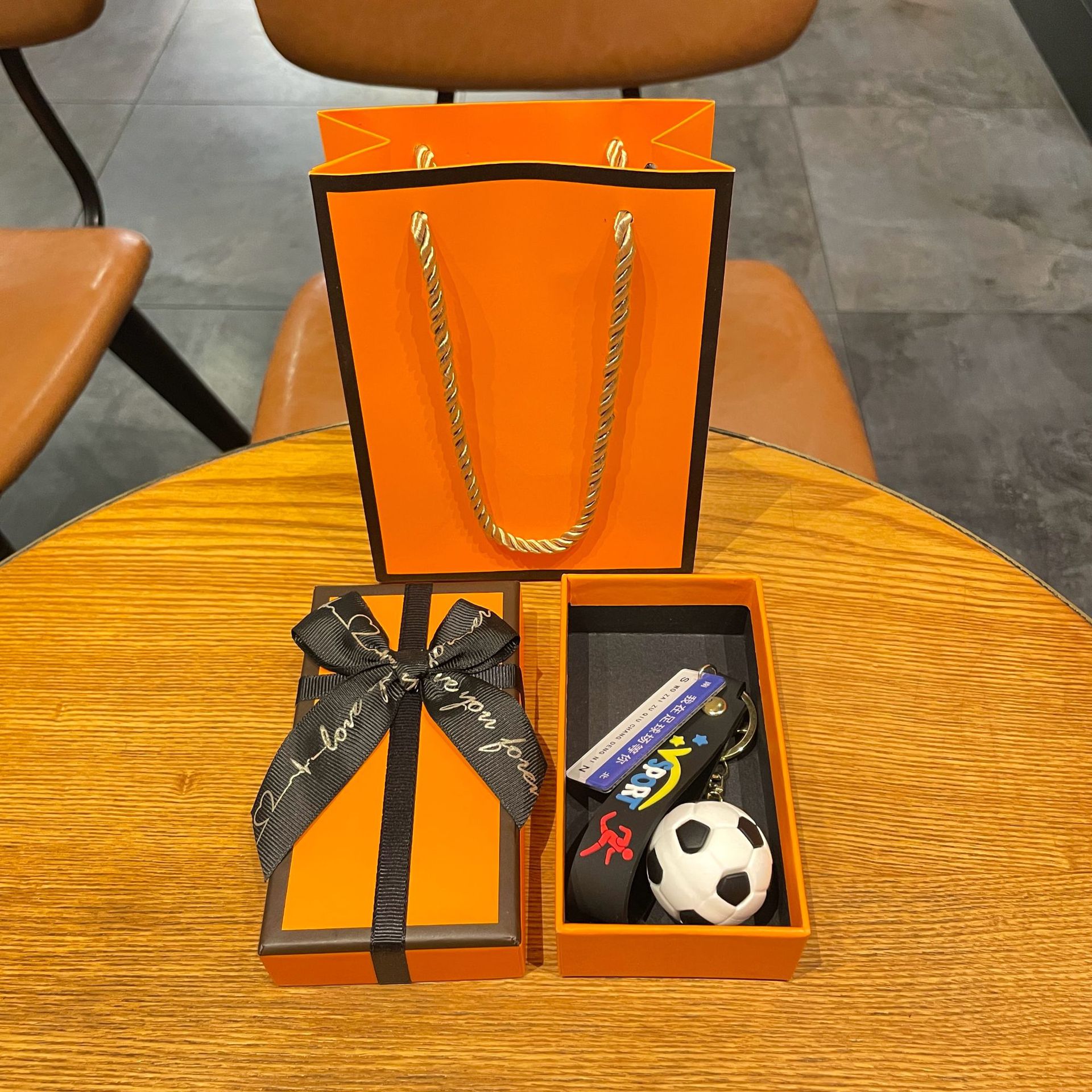 大连警方破获仿冒大连英博足球队周边产品案抓获嫌犯12人(图1)